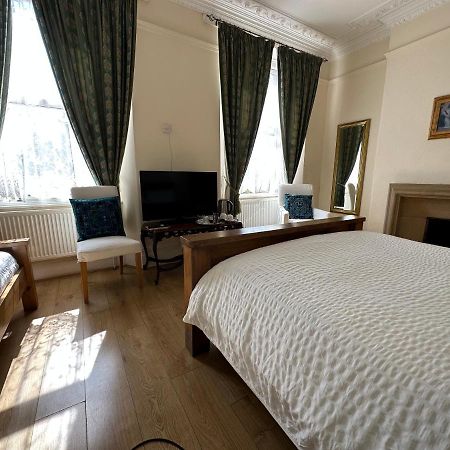 Manor Lodge Guesthouse เคนแชม ภายนอก รูปภาพ