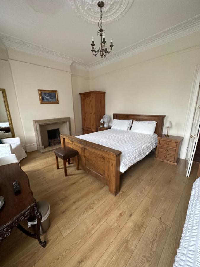 Manor Lodge Guesthouse เคนแชม ภายนอก รูปภาพ