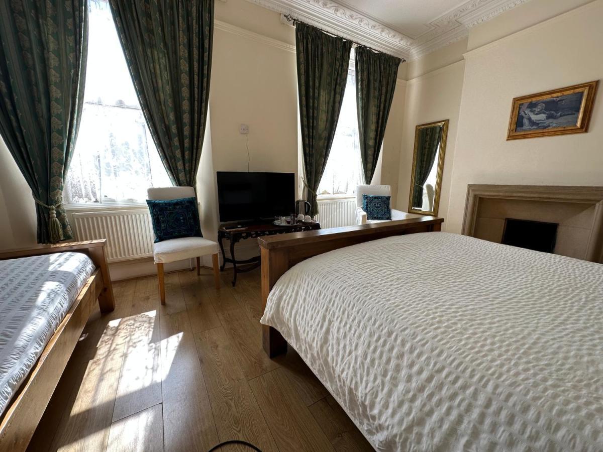 Manor Lodge Guesthouse เคนแชม ภายนอก รูปภาพ