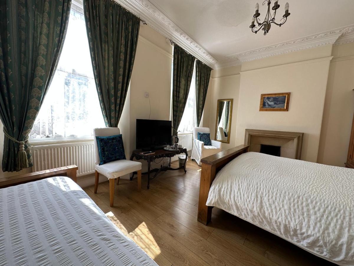 Manor Lodge Guesthouse เคนแชม ภายนอก รูปภาพ